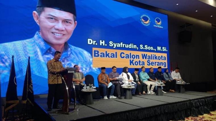 Bakal calon Wali Kota Serang Syafrudin saat menyampaikan visi dan misi didepan Dewan Pimpinan Daerah (DPD) Partai NasDem. (Foto: TitikNOL)