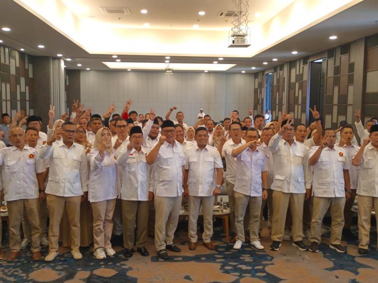 Foto bersama usai Rapat Konsolidasi dan Pleno Partai Gerindra Kota Cilegon dalam menghadapi Pilkada 2024. (Foto: TitikNOL)