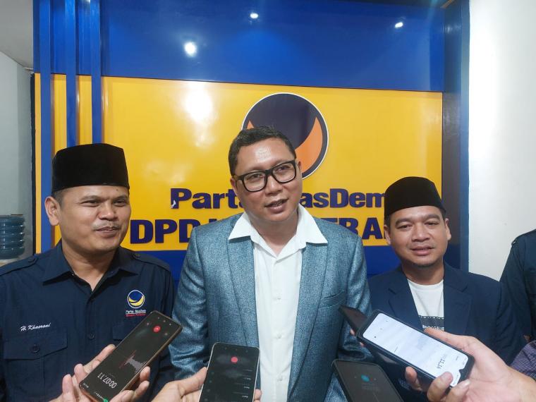 Ketua Forum Honorer Kota Serang Achmad Herwandi saat mengembalikan formulir pendaftaran di DPD NasDem Kota Serang.