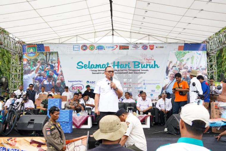 Walikota Cilegon Helldy Agustian saat pidato dalam peringatan Mayday. (Foto: TitikNOL)