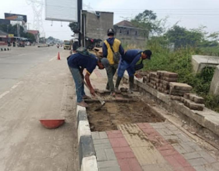 Perbaikan manhole di Jalan Ruas Serang-Petir tepatnya di wilayah Boru (TitikNOL)