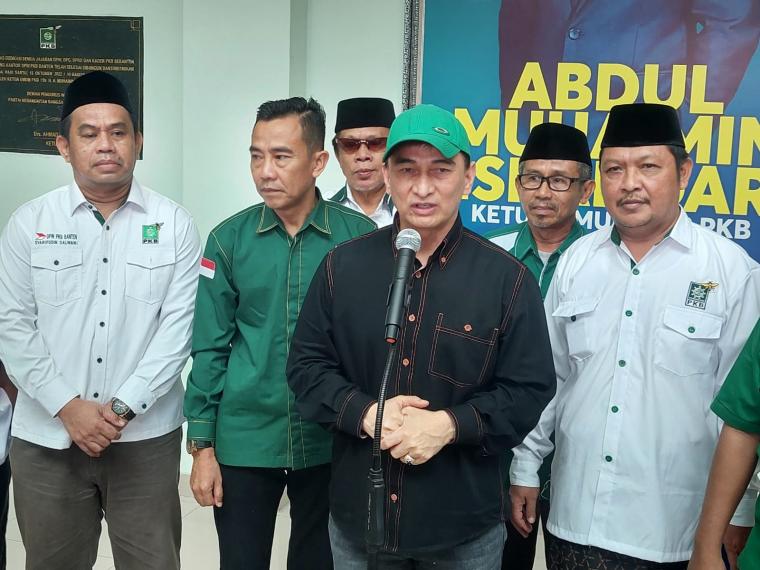 Dimyati Natakusumah saat mengembalikan formulir penjaringan di PKB (Foto: TitikNOL)