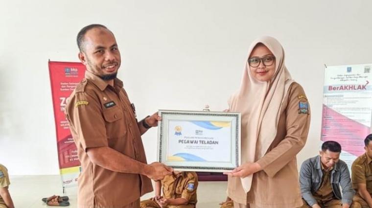 Kepala BPKPSDM Kabupaten Serang Surtaman saat memberikan penghargaan kepad pegawai teladan (dok. BKPSDM Serang)