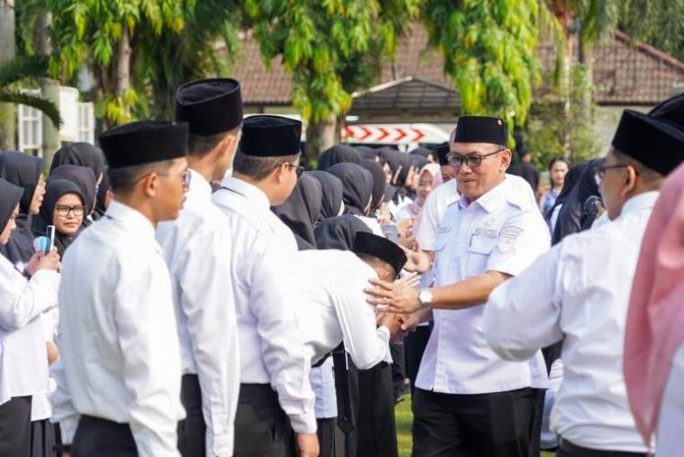 Wali Kota Cilegon Helldy Agustian memberikan ucapan selamat kepada pegawai yang dilantik. (Foto: TitikNOL)