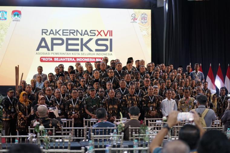 Presiden Joko Widodo foto bersama dengan peserta APEKSI XVII di Balikpapan. (Foto: TitikNOL)