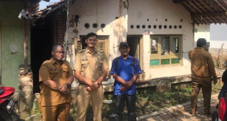 Lurah Grogol, Kecamatan Gerogol, Firman Yudha Nugroho saat mengecek rumah tidak layak huni yang akan direhab. (Foto: TitikNOL)