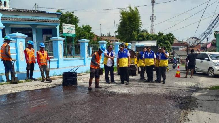 Wali Kota Helldy Agustian saat menyaksikan langsung perbaikan jalan yang rusak. (Foto: TitikNOL)