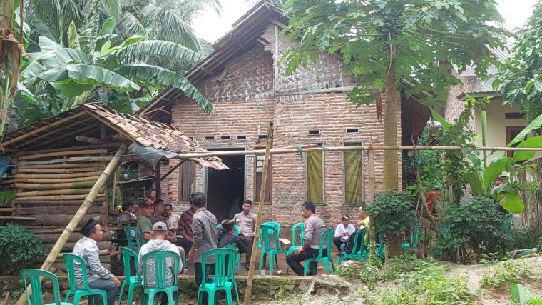 Suasana rumah duka di Kampung Cibarugbug, Desa Citaman, Kecamatan Ciomas, Kabupaten Serang (Foto: TitikNOL)