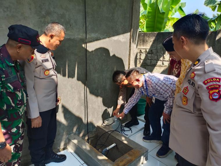 Dirpamobvid Polda Banten, Kombes Pol Ade Mulyana saat meresmikan fasilitas air bersih di Lingkungan Kali Baru, Kelurahan Gerem, Kecamatan Grogol.