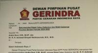 Sekretaris DPW PKB Provinsi Banten, Umar Barmawi menyerahkan SK DPP PKB kepada Helldy Agustian sebagai Bakal Calon Wali Kota Cilegon periode 2024-2029. (Foto: TitikNOL)