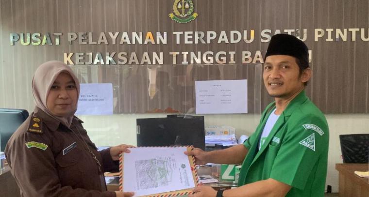 LBH GP Ansor Tangsel saat melaporkan 17 perusahaan di wilayah Tangerang yang diduga tidak memiliki surat izin pengambilan dan pemanfaatan air permukaan (SIPPA) ke Kejaksaan Tinggi (Kejati) Banten