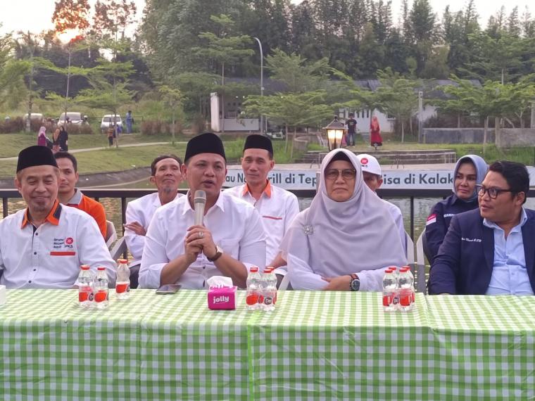 Balon Walikota Cilegon, Isro Mi'raj saat memberikan keterangan kepada wartawan. (Foto: TitikNOL)