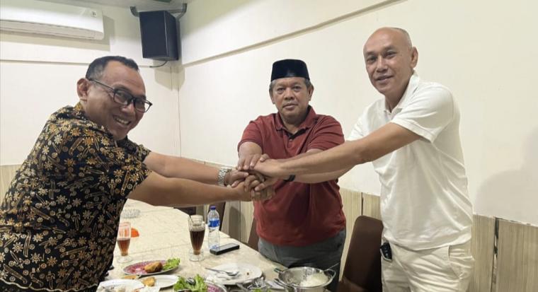 Salah satu momen Helldy - Alawi saat menggelar pertemuan dengan Ketua DPC PPP Kota Cilegon, Sahruji di salah satu restoran di Kota Cilegon. (Istimewa).