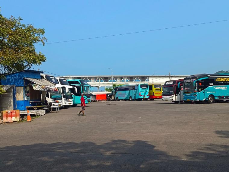 Lahan Pemkot Cilegon yang disewakan dan jadi tempat parkir bus di area Terminal Merak. (Foto: TitikNOL)