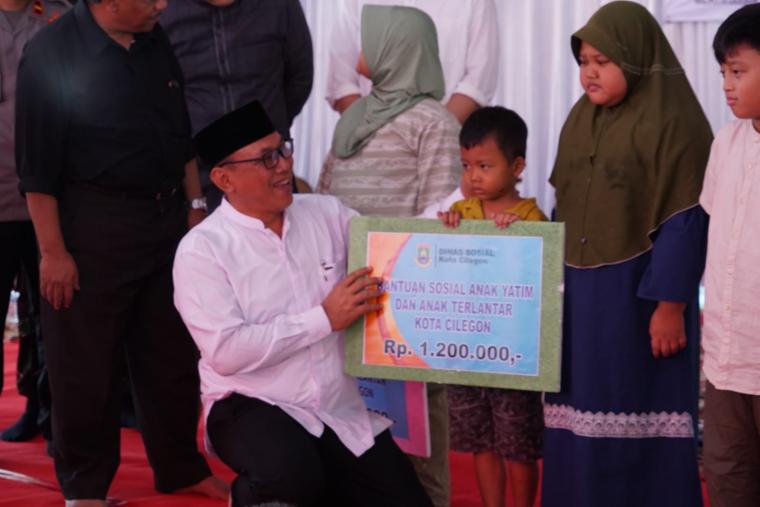 Walikota Cilegon, Helldy Agustian saat memberikan bantuan kepada anak yatim dan anak terlantar. (Foto ; TitikNOL)