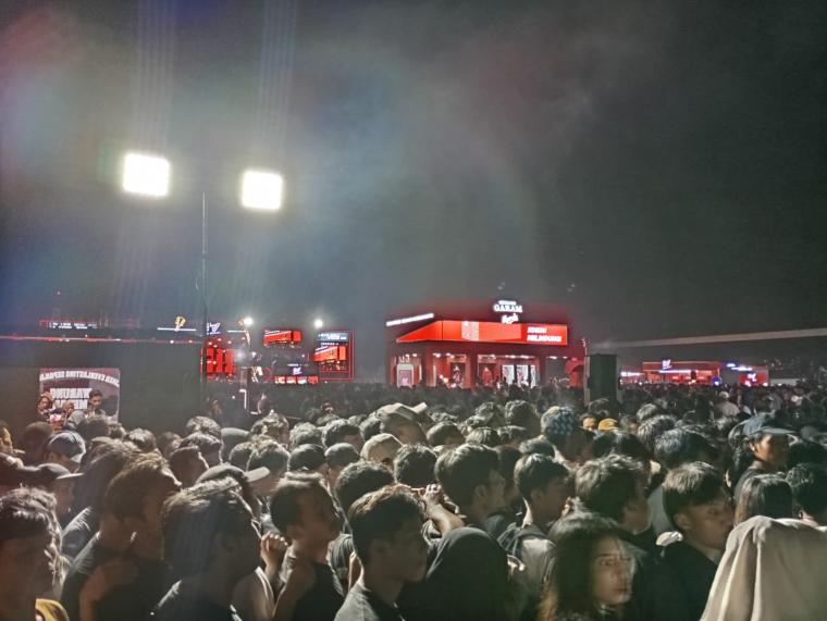 Suasana Konser Iwan Fals dalam event 'GaunG Merah SeGALAnya' di Stadion Maulana Yusuf, Kota Serang. (Foto: TitikNOL)