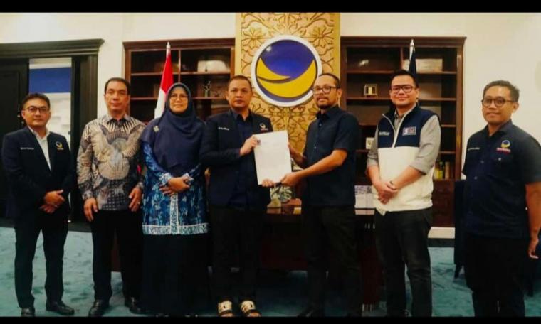 Isro Mi'raj didampingi Nurrotul Uyun saat menerima surat rekomendasi di DPP Partai NasDem, Rabu (10/7/2024) kemarin .(Istimewa).