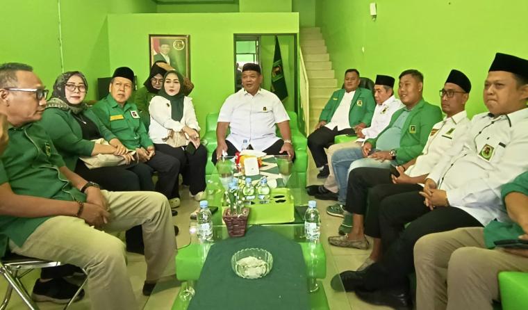 Ketua DPC PPP Kota Cilegon, Sahruji didampingi pengurus partai saat memberikan keterangan kepada wartawan di kantornya. (Foto: TitikNOL)