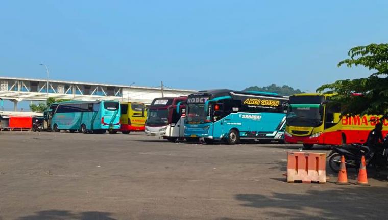 Lahan milik Pemkot Cilegon di kawasan Terminal Terpadu Merak yang dijadikan lahan parkir bus. (Foto: TitikNOL)