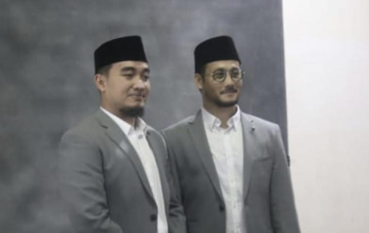 Foto Bakal Calon Walikota Cilegon, Robinsar bersama Fajar Hadi Prabowo yang tersebar dimedia sosial. (Foto: Istimewa).