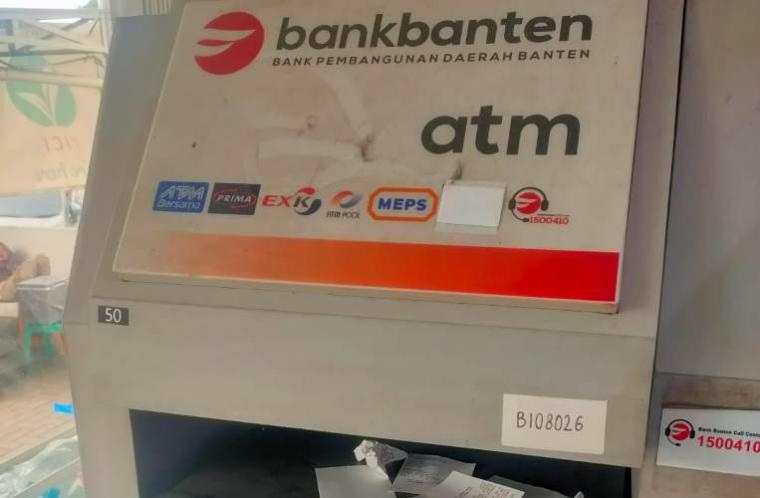 Tumpukan struk yang berada diatas mesin ATM. (Foto: TitikNOL)