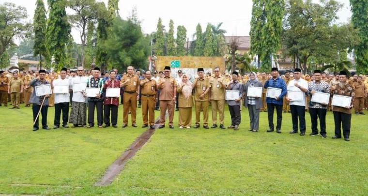 Wali Kota Cilegon, Helldy Agustian foto bersama usai memberikan penghargaan para pejuang Geger Cilegon. (Foto: TitikNOL)