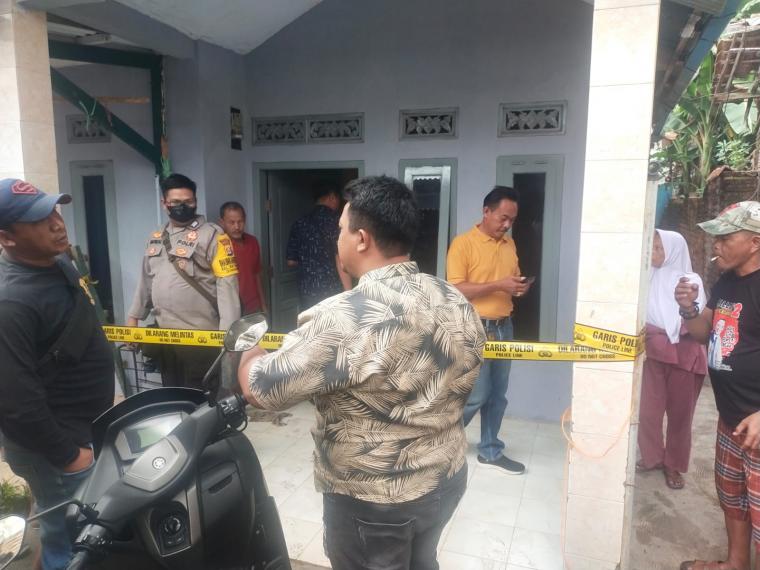 Polisi saat melakukan penyelidikan kasus tewasnya sorang wanita di dalam kamar rumah kontrakan di Merak. (Foto: TitikNOL)