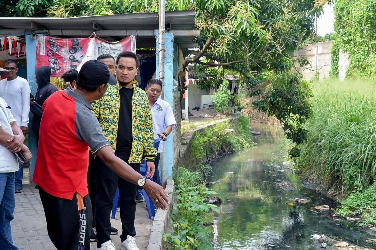 Balon Walikota Cilegon, Robinsar saat meninjau Kali Grobogan di Kadipaten, Kelurahan Kedaleman, Kecamatan Cibeber. (Foto: TitikNOL)