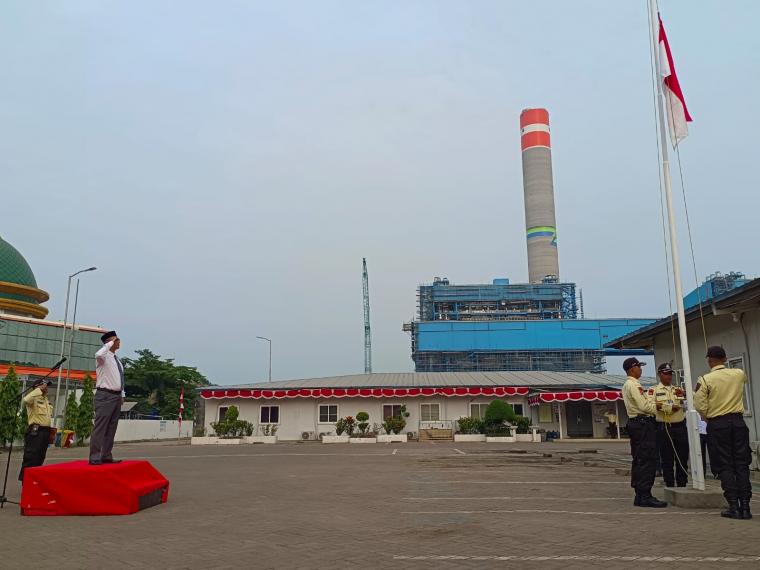 Suasana upacara bendera di Halaman Site Office PT Indo Raya Tenaga. (Foto: TitikNOL)