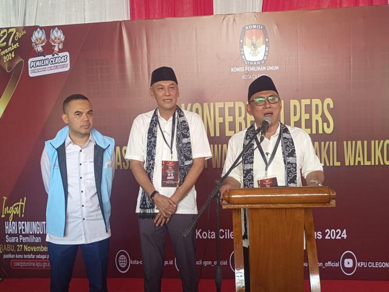 Calon Walikota Cilegon, Helldy Agustian didampingi pasangannya Alawi Mahmud dan Anggota DPRD Banten Dede Rohana Putra saat memberikan keterangan kepada wartawan. (Foto: TitikNOL)