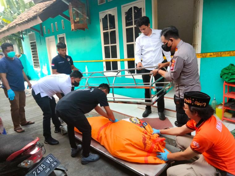 Jasad Lusi saat dievakuasi oleh petugas kepolisian. (Foto: TitikNOL)