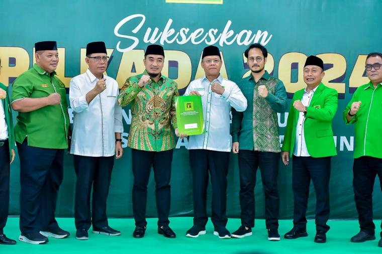 Ketum DPP PPP, Mardiono serahkan SK rekomendasi dukungan kepada Robinsar - Fajar untuk maju di Pilkada Cilegon 2024. (Foto: TitikNOL)