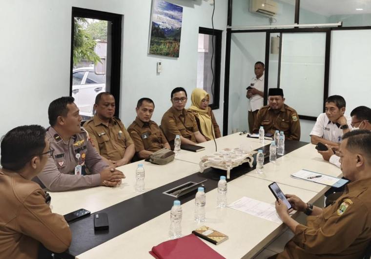 UPT Samsat Kota Cilegon bersama Bidang Pendapatan Bapenda, Polres Cilegon dan Jasa Raharja saat melakukan kunjungan ke PT. Krakatau Jasa Logistik dalam rangka Validasi data 13 kategori hasil penelusuran KBMDU. (Foto: TitikNOL)