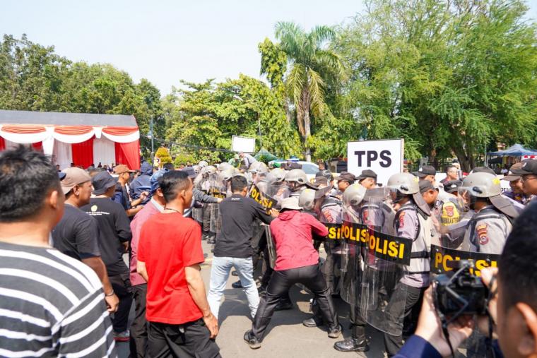 Suasana simulasi pengamanan Pilkada yang digelar Polres Cilegon. (Foto: TitikNOL)