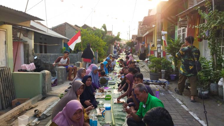 Warga Ciwaduk Gede, Kelurahan Ciwaduk, Kota Cilegon makan bersama sepanjang 350 meter. (Foto: TitikNOL)