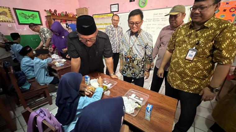 PT PLN Indonesia Power UBP Suralaya Berikan Makan Bergizi Gratis ke 3 Sekolah (Foto: TitikNOL)