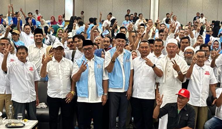 Pasangan Helldy - Alawi foto bersama usai pengurangan tim pemenangan di Hotel Royale Krakatau Cilegon. (Foto: TitikNOL)