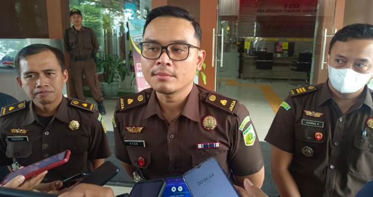 Kepala Seksi Tindak Pidana Khusus (Pidsus) Kejaksaan Negeri (Kejari) Cilegon, Ryan Anugrah saat memberikan keterangan kepada wartawan. (Foto: TItikNOL)