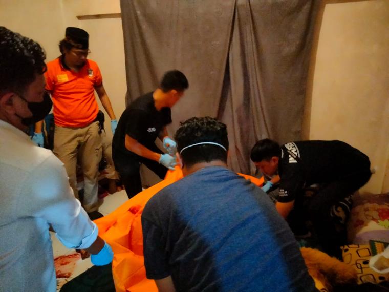 Polisi saat mengevakuasi jenazah Lusi dari dalam kamar kontrakan di Jalan Ketumbar Kavling Blok G, Kelurahan Ciwaduk, Kota Cilegon. (Foto: TitikNOL)