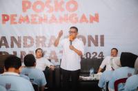 Calon Walikota Cilegon, Helldy Agustian didampingi pasangannya Alawi Mahmud dan Anggota DPRD Banten Dede Rohana Putra saat memberikan keterangan kepada wartawan. (Foto: TitikNOL)