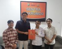 Kepala Desa Cikolelet Ojat Darojat memberikan materi kepada calon Kang Nong Kabupaten Serang 2022.