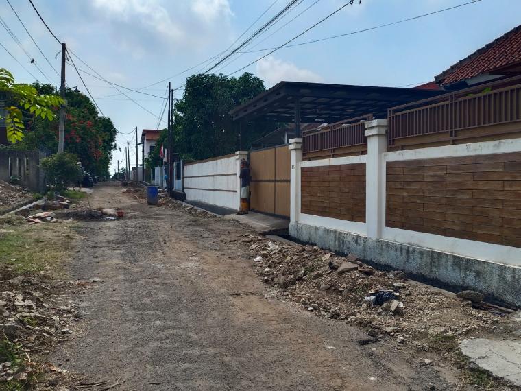 Suasana pembangunan drainase di Jalan Semar Bendungan yang dikerjakan oleh PT Sinergi Berkah Konstruksi. (Foto: TitikNOL)