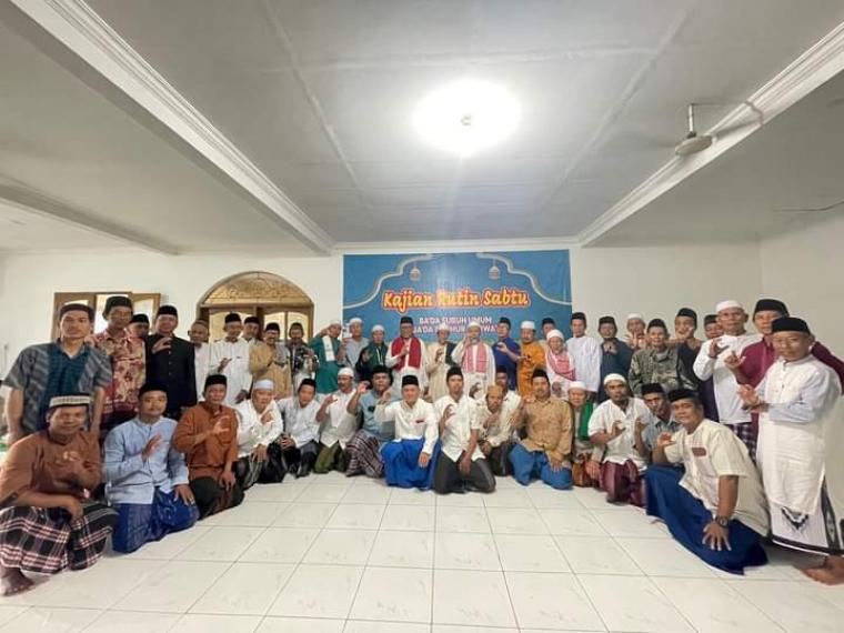 Cawalkot Cilegon Helldy Agustian foto bersama dengan para alim ulama dengan pose 2 jari. (istimewa).