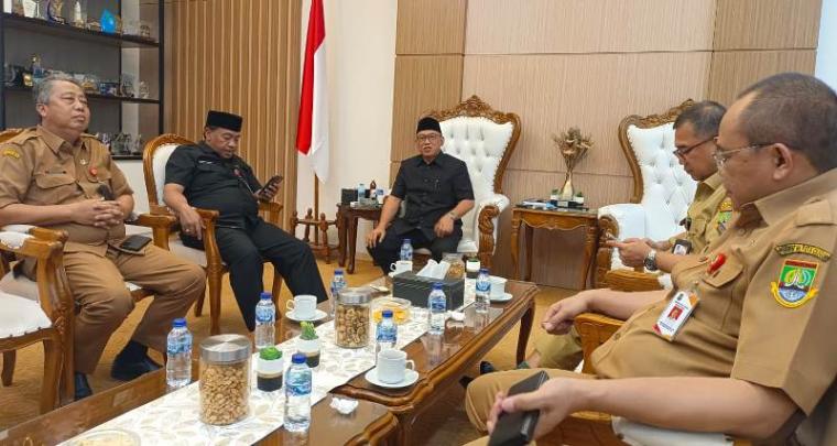 Walikota Cilegon, Helldy Agustian didampingi Sekda Maman Mauludin dan para pejabat saat memberikan keterangan kepada wartawan. (Foto: TitikNOL)