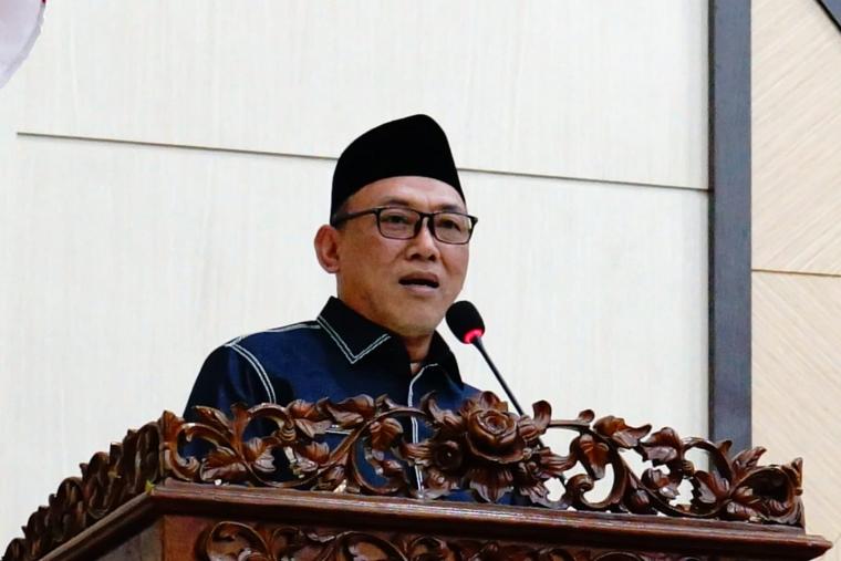 Walikota Cilegon Helldy Agustian saat memberikan sambutan Paripurna pengesshan Perda. (Foto: TitikNOL)