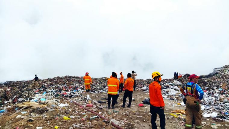 Proses pendinginan di TPSA Bagendung yang terbakar. (Foto: TitikNOL)