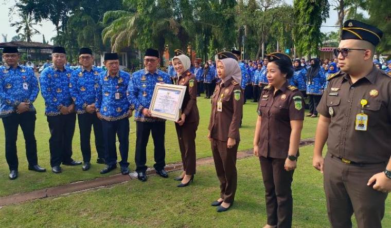 Walikota Cilegon, Helldy Agustian saat memberikan penghargaan kepada Kejari Cilegon. (Foto: TitikNOL)