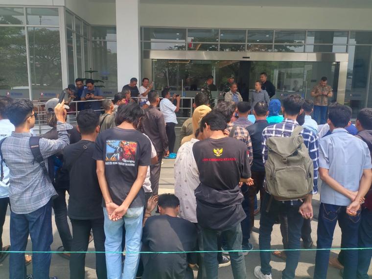 Anggota DPRD Banten Dede Rohana Putra dan puluhan warga saat menggeruduk RS Bethsaida di Jalan Lingkar Selatan Cilegon. (Foto: TitikNOL)