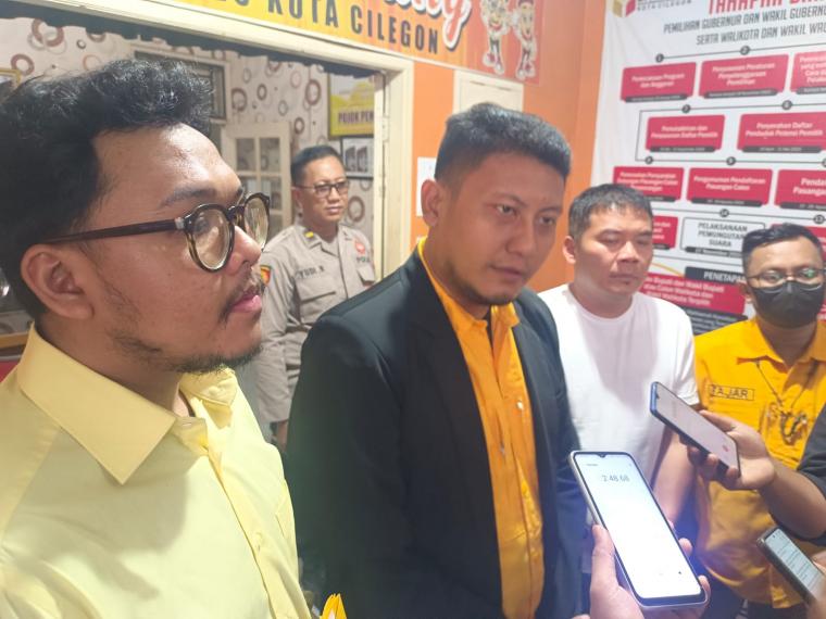 Tim Hukum Robinsar - Fajar memberikan keterangan kepada wartawn usai melaporkan Camat Grogol ke Bawaslu. (Foto: TitikNOL)