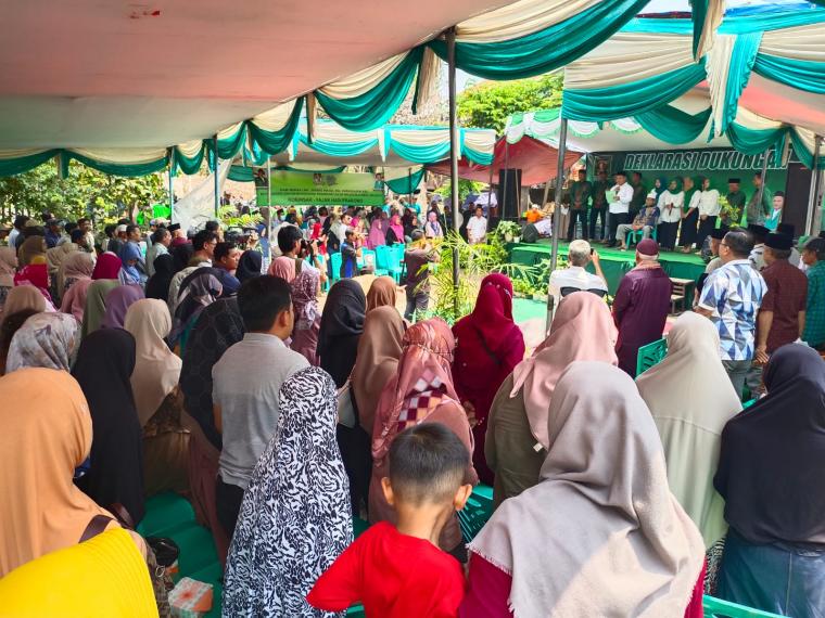 Masyarakat Kecamatan Cibeber dan Cilegon saat mendeklarasikan dukungan untuk Robinsar - Fajar di Pilwalkot Cilegon dan Andra Soni - Dimyati di Pilgub Banten. (Foto: TitikNOL)